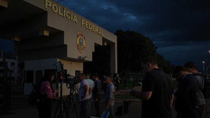 Jornalistas aguardam o tenente-coronel Mauro Cid na Superintendência da Polícia Federal (PF) na capital federal. (Foto: Antonio Cruz / Agência Brasil)