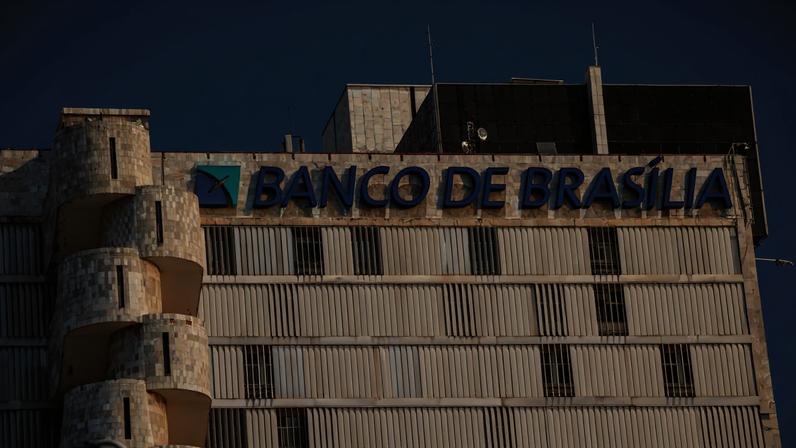 Fachada do prédio do banco de Brasília (BRB). Em março de 2025, o conselho do Banco BRB aprovou a compra de 58% do capital do Banco Master, valor estimado em R$ 2 bilhões. O acordo previa que o BRB, uma sociedade de capital e controlada majoritariamente pelo Governo do Distrito Federal (GDF). (Foto: Joédson Alves / Agência Brasil)