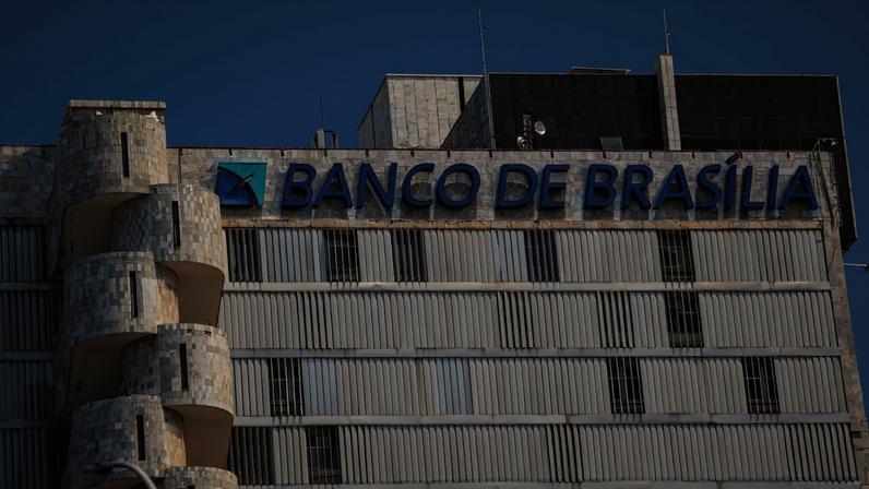 Fachada do prédio do banco de Brasília (BRB). Em março de 2025, o conselho do Banco BRB aprovou a compra de 58% do capital do Banco Master, valor estimado em R$ 2 bilhões. O acordo previa que o BRB, uma sociedade de capital e controlada majoritariamente pelo Governo do Distrito Federal (GDF). Influenciadores relataram terem sido procurados para campanha contra BC. (Foto: Joédson Alves / Agência Brasil)