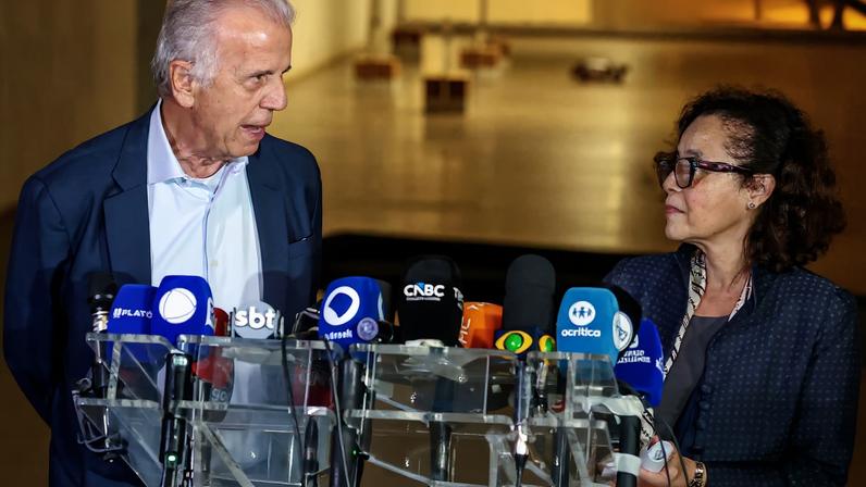 Brasília (DF), 03/01/2026 – Ministro da defesa, José Múcio, (e) embaixadora, Maria Laura (d), durante entrevista falam da invasão americana na Venezuela. Foto: Valter Campanato/Agência Brasil