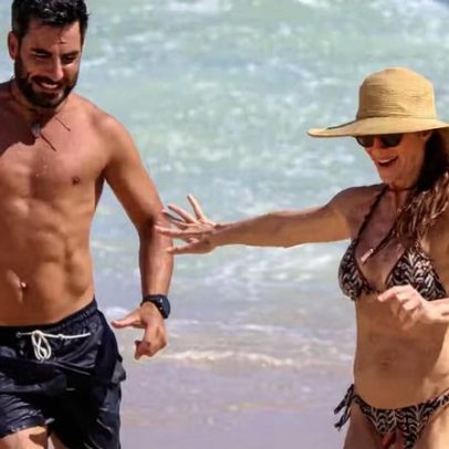 Letícia Spiller chega acompanhada do namorado português em praia do Rio