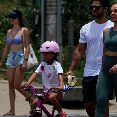 Duda Nagle passeia na orla com Zoe e Mariane Heller