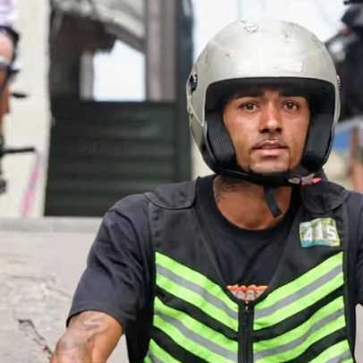 João Augusto, filho de Gugu Liberato, conhece o Vidigal, almoça PF e usa mototáxi