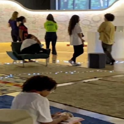 Adolescentes criam sala de oração e inspiram com pedidos nas paredes