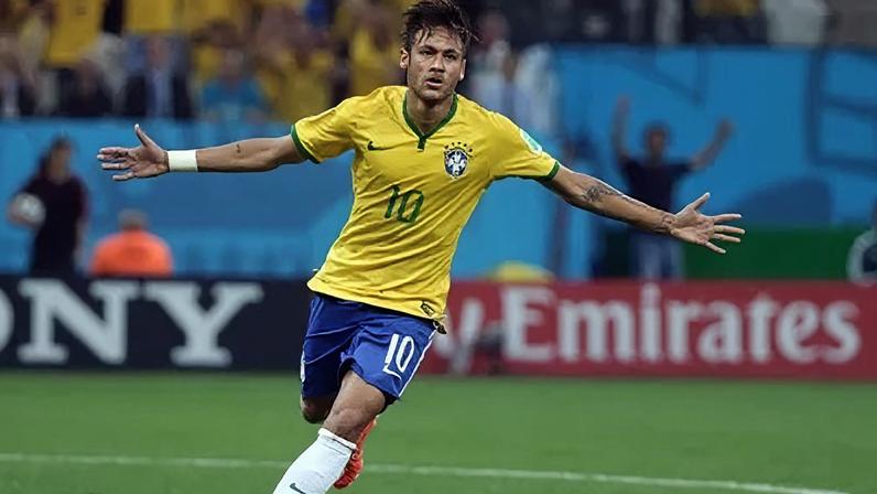 Neymar, com a camisa 10, comemora seu gol pela Seleção contra Croácia na Copa do Mundo de 2014