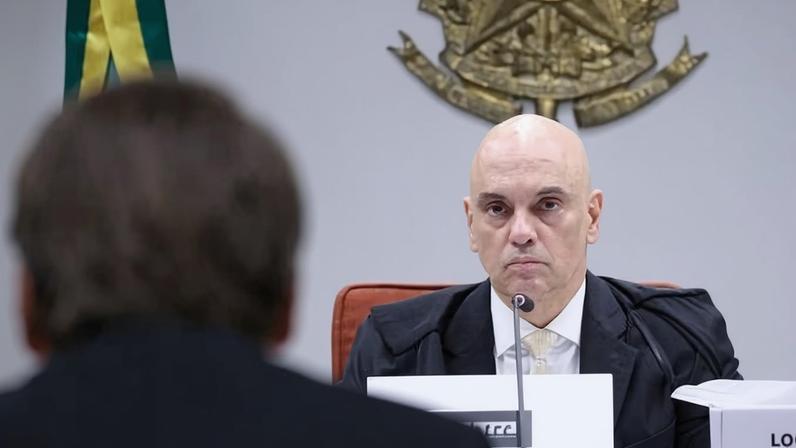 Jair Bolsonaro (PL) é interrogado pelo ministro Alexandre de Moraes em junho de 2025