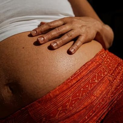 Células maternas permanecem no corpo dos filhos por décadas, revela estudo