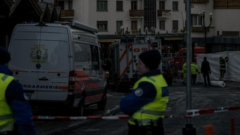 Policiais fazem a segurança do local do incêndio que atingiu um bar em Crans-Montana, na Suíça — Foto: MAXIME SCHMID / AFP