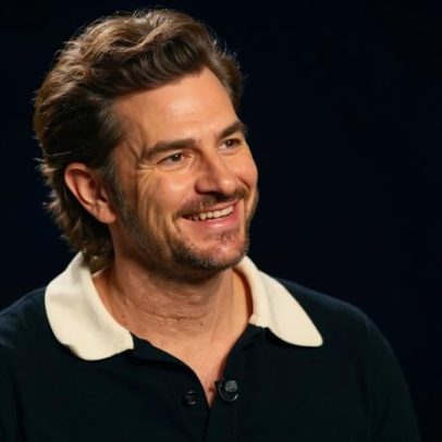 Andrew Garfield aparece com cabelo loiro longo e visual novo