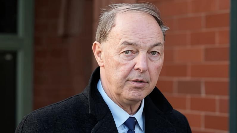 Multa a homem por vestir-se de almirante falso no Remembrance Sunday