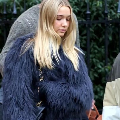 Harper Beckham, 14, usa casaco de pele e bolsa Chanel vintage de 4 mil dólares
