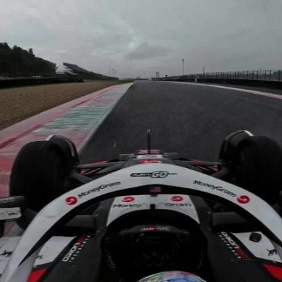 Grosjean mostra capacete revisado após acidente com fogo