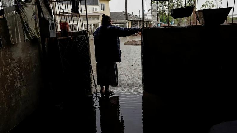 Fotografia da dona Cleci Terezinha Elesbao em sua casa alagada no bairro Humaitá após chuvas e novos alagamentos.