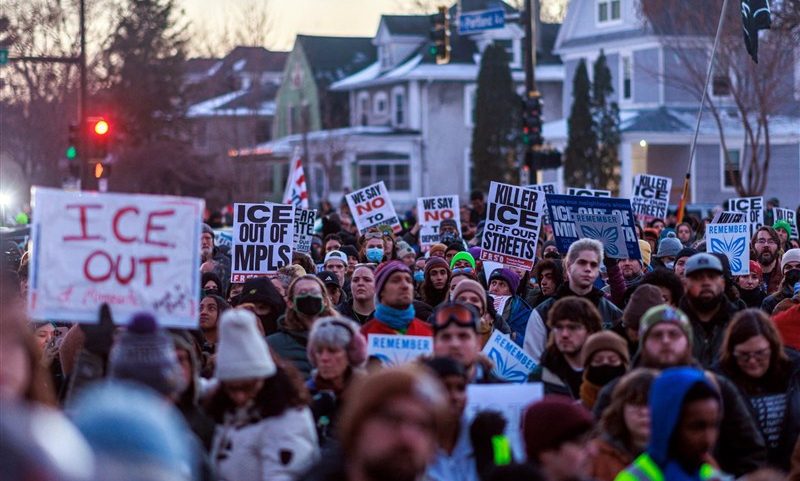 Morte de americana em ação da imigração provoca protestos e reacende debate sobre uso da força nos EUA