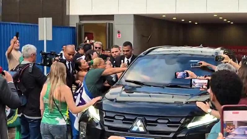 Bolsonaro deixa hospital em Brasília para retornar à PF, onde está preso