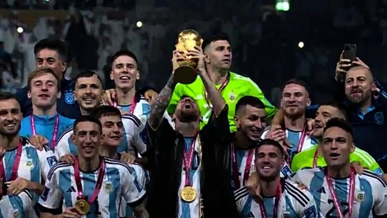 Messi comemora gol da Argentina contra a Bolívia, pelas eliminatórias — Foto: JUAN MABROMATA / AFP