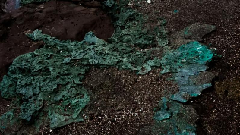 Afloramento rochoso incorporou plástico e faz parte da paisagem de um dos pontos mais isolados do Brasil