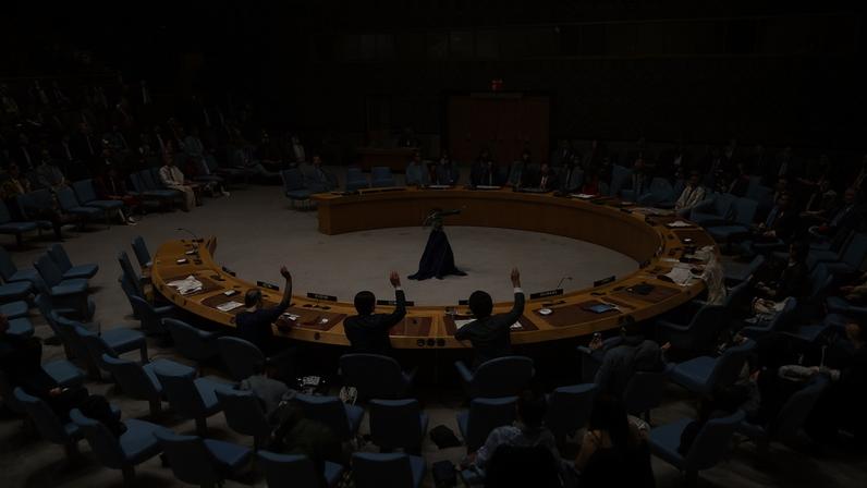 Integrantes do Conselho de Segurança da ONU votam durante reunião sobre o conflito entre Israel e Hamas