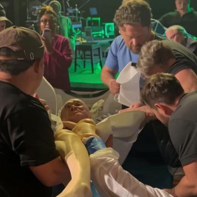 Homem paralítico é batizado com apoio de amigos