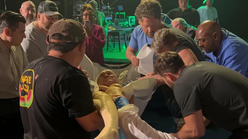 Nick é batizado nas águas. (Captura de tela/Instagram/thecarlosortiz)