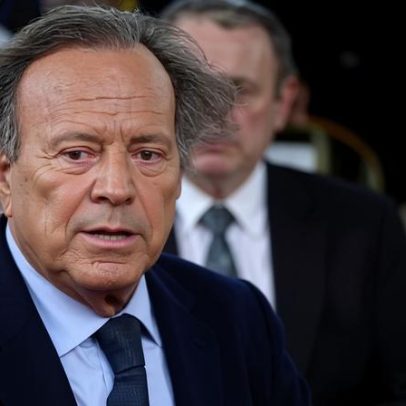 Procuradores espanhóis encerram denúncia de agressão contra Julio Iglesias