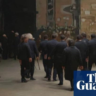 Forças de segurança iranianas enfrentam manifestantes no Grande Bazar de Teerã