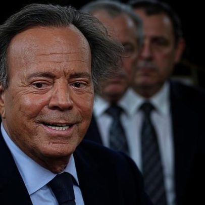 Alegações apontam que funcionárias de Julio Iglesias teriam feito exames