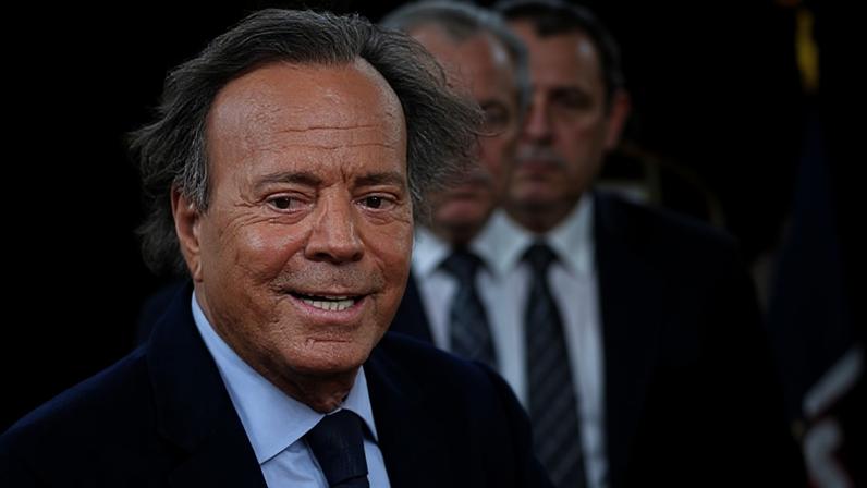 Alegações apontam que funcionárias de Julio Iglesias teriam feito exames