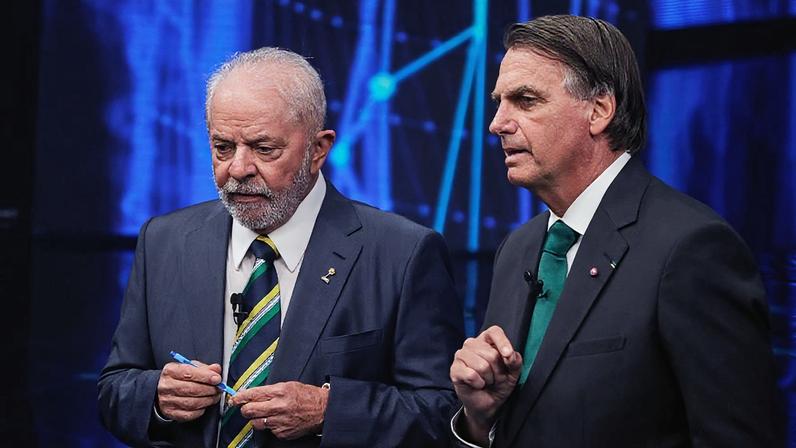 Lula e Bolsonaro debatem no segundo turno de 2022. Ex-presidente ainda influi na definição da candidatura conservadora que tenta impedir reeleição do petista