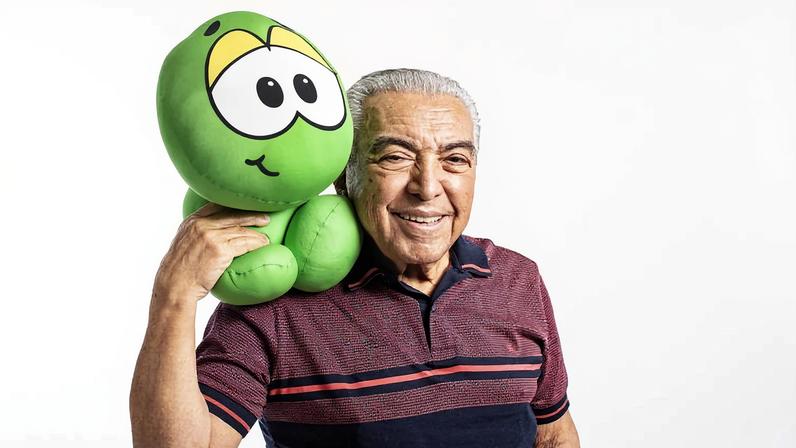 Retrato de Mauricio de Sousa com o boneco Horácio no escritório da empresa Mauricio de Sousa Produções, em São Paulo