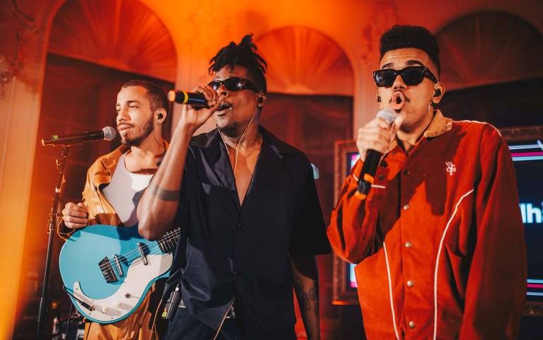 A banda Os Garotin em show no Palácio dos Cedros, em São Paulo, no evento #NegroBrilha do TikTok