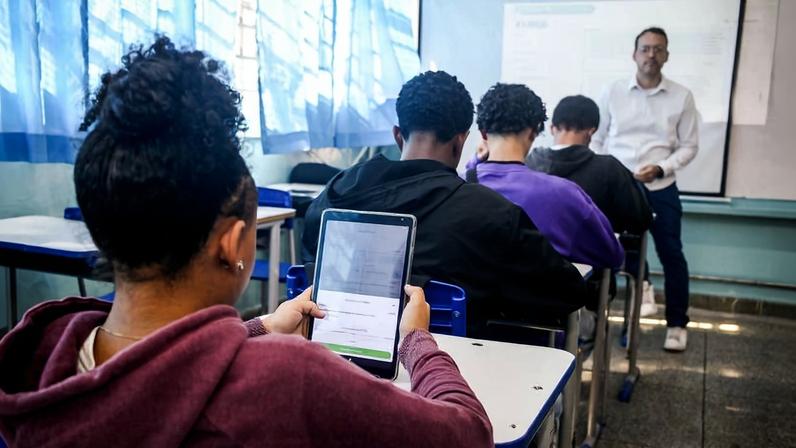 Estudantes da E.E. Alberto Torres, em São Paulo, usando ferramentas de IA no programa Tarefa SP