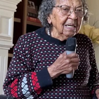 Idosa de 105 anos emociona ao louvar a Deus em cerimônia religiosa