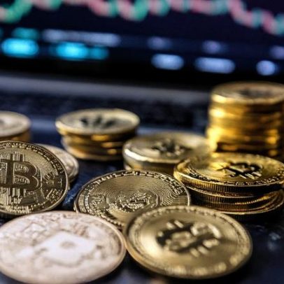 Coinbase vê ETFs, stablecoins e tokenização impulsionar adoção de criptos 2026