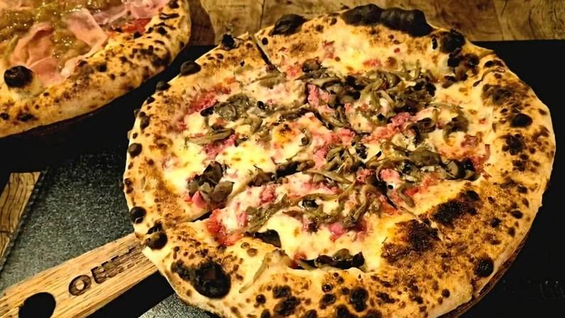 Pizza Farmo, que leva molho de tomate, muçarela, cogumelos e linguiça fresca