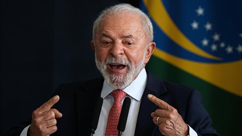 Presidente Lula critica influenciadores e algoritmos pela disseminação de mentiras.