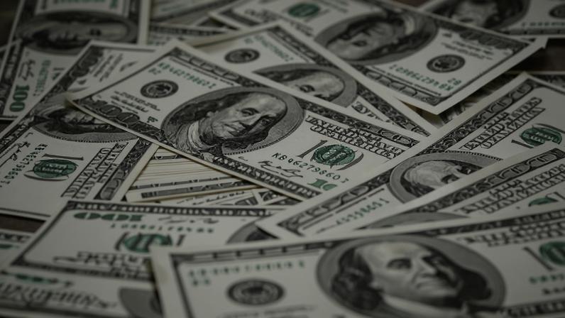 Dólar apresenta desaceleração na alta em meio a incertezas da política econômica do Brasil.