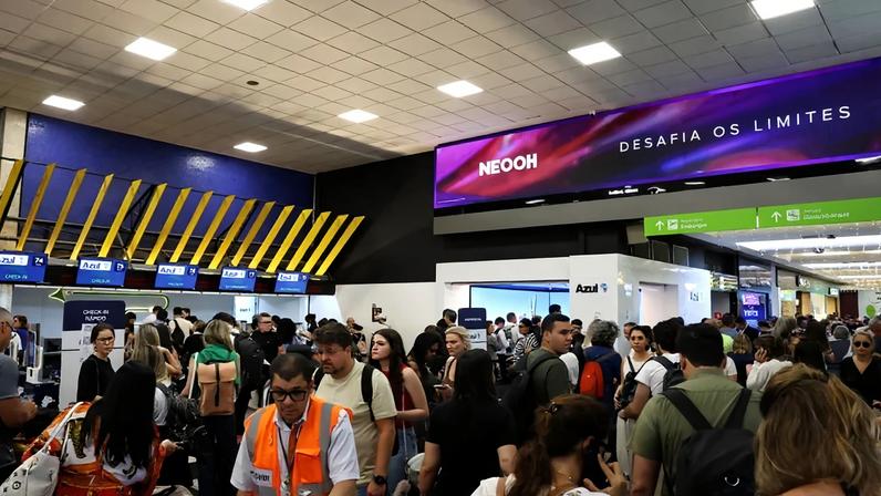 Crescimento recorde no transporte aéreo brasileiro em 2025, com quase 130 milhões de passageiros.