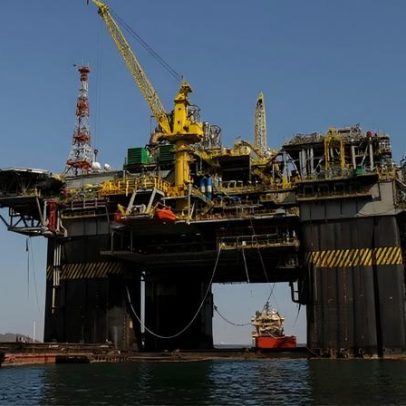 Petróleo encerra em queda diante de crise geopolítica e tarifas