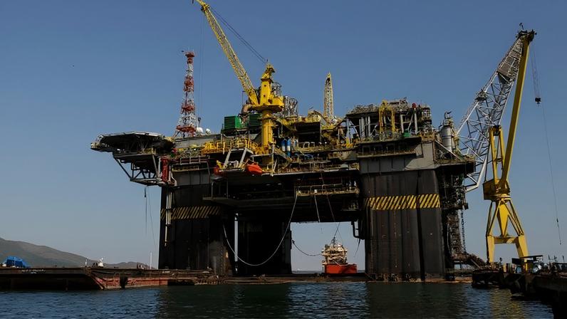 Petróleo Brent cai após declarações da UE e tensões no Oriente Médio.
