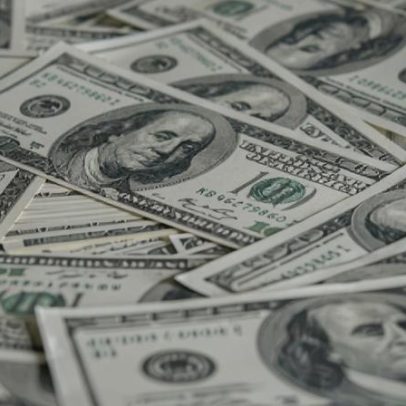 Dólar cai com rotação global e cenário eleitoral
