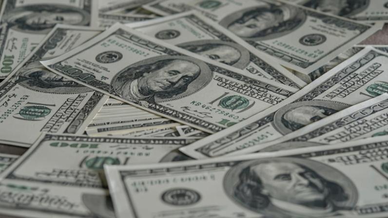 Queda do dólar reflete apetite a risco e pesquisa eleitoral no Brasil.
