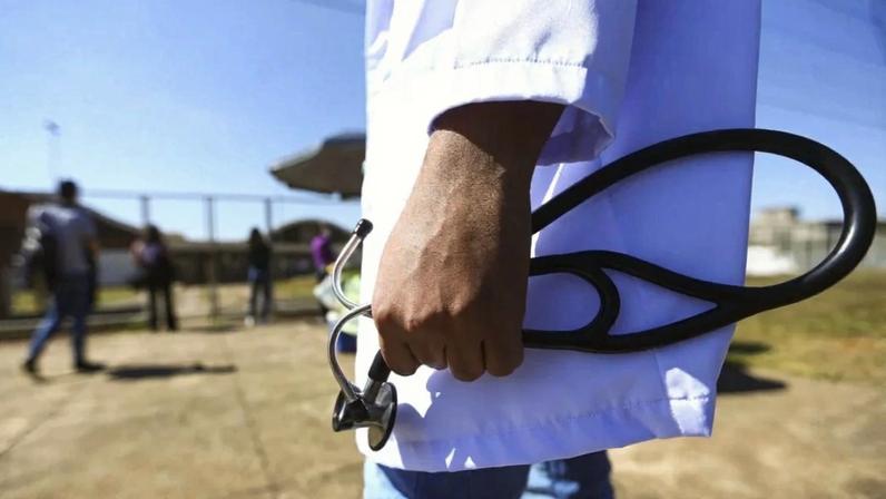 Governo federal propõe que Enamed avalie aptidão de médicos recém-formados.