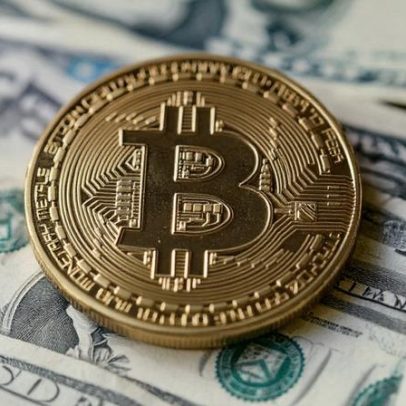 Bitcoin pode substituir o dólar? Carlson desafia Schiff em debate sobre cripto