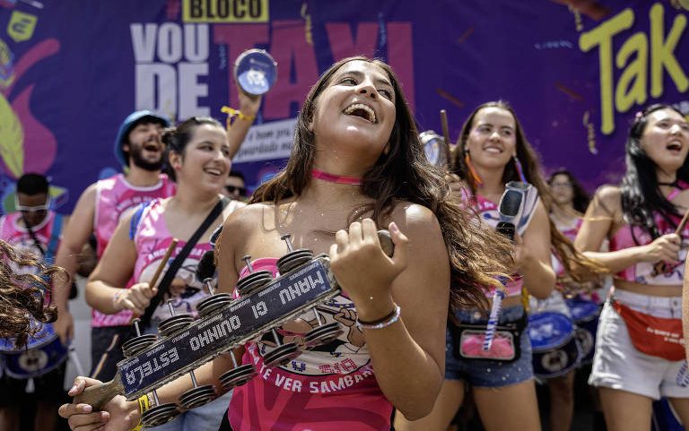 Mulheres integrantes da Bateria S.A, tocando antes da saída do Bloco Vou de Táxi, no Ibirapuera, em 2025