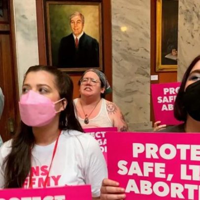 Mulher americana é acusada de homicídio fetal após aborto induzido