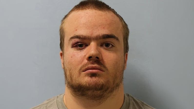 Homem que lançou garoto do Tate Modern é condenado por agressões a enfermeiras