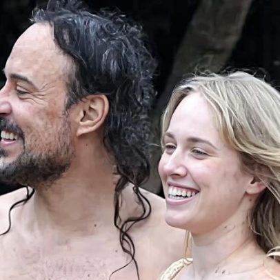 Gabriel o Pensador e esposa, 26 anos mais nova, curtem praia no Rio