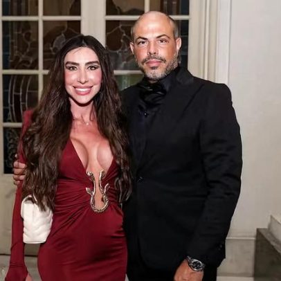 Jaque Khury celebra premiação ao beijar o marido