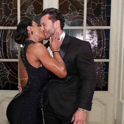 Gracyanne Barbosa beija novo namorado durante gala em São Paulo